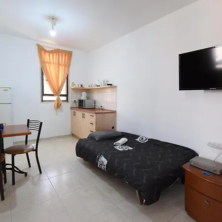 Flintstone Guest House בית ההארחה בן 11 החדרים אינו וילה פרטית אתם מזמינים רק חדרים לא את כל הוילה-3